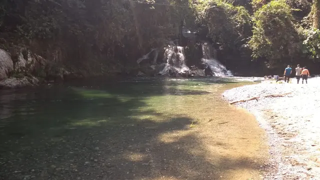 Charco de agua cristalina en el cañón del río Melcocho
